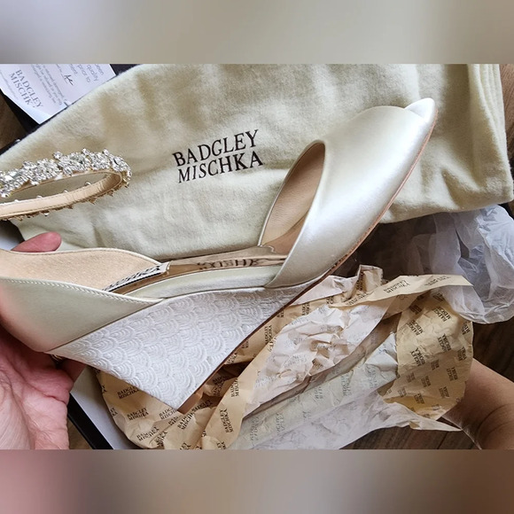 NEW Badgley mischka Thalia wedge ivory sandals - Picture 2 of 4